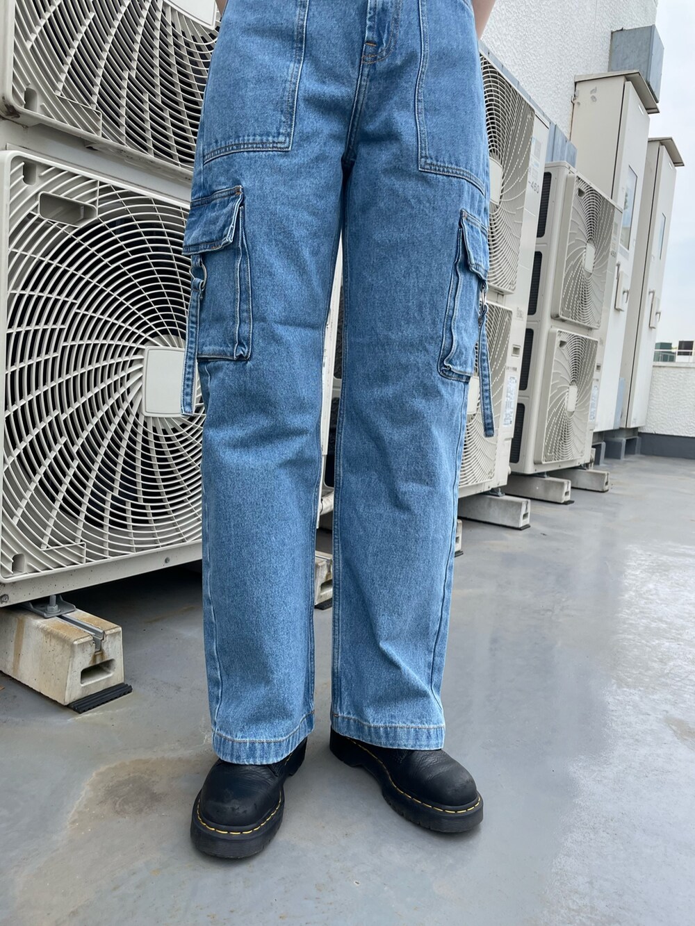 ホワイト系のTシャツ/カットソー、ブルー系のカーゴパンツ、グリーン系のTシャツ/カットソーを着用したレディースの春コーディネートの7枚目の写真