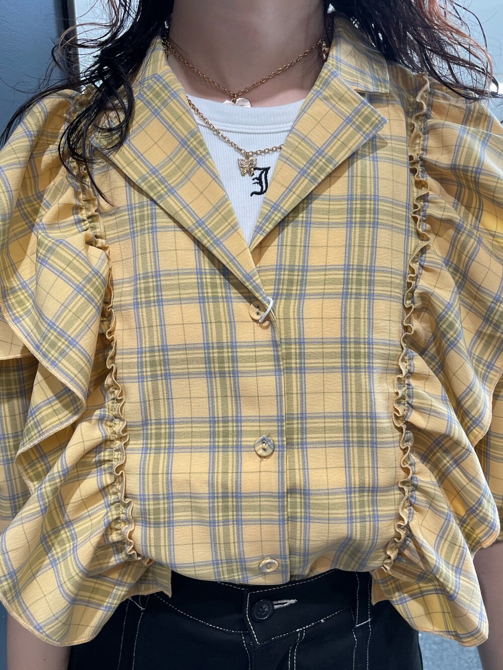 ブラック系のその他パンツ、ホワイト系のタンクトップ、イエロー系のシャツ/ブラウスを着用したレディースの夏コーディネートの5枚目の写真