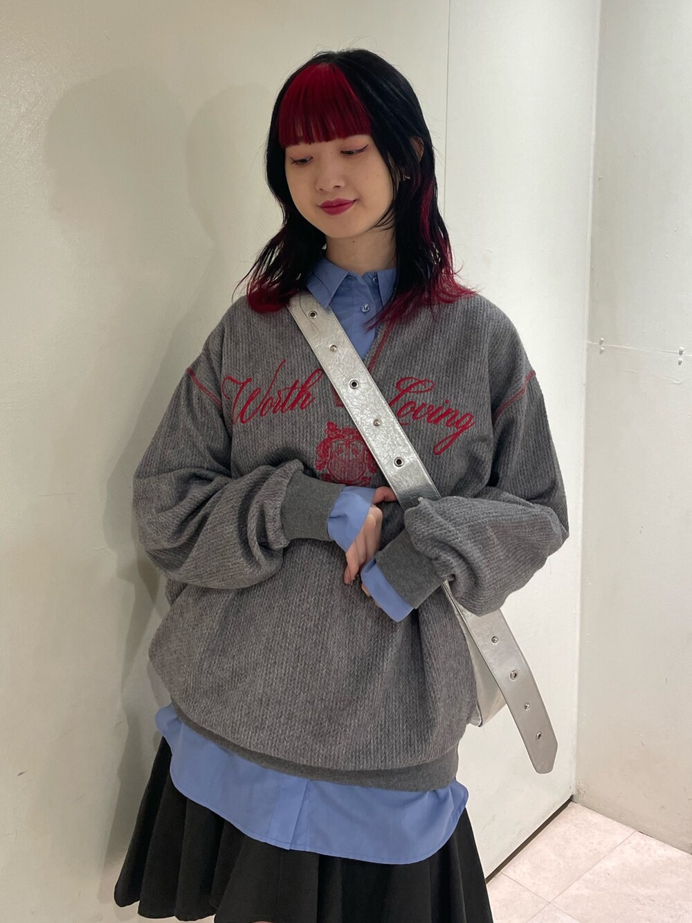 グレー系のTシャツ/カットソー、ブルー系のシャツ/ブラウス、ブラック系のスカートを着用したレディースの冬コーディネートの4枚目の写真