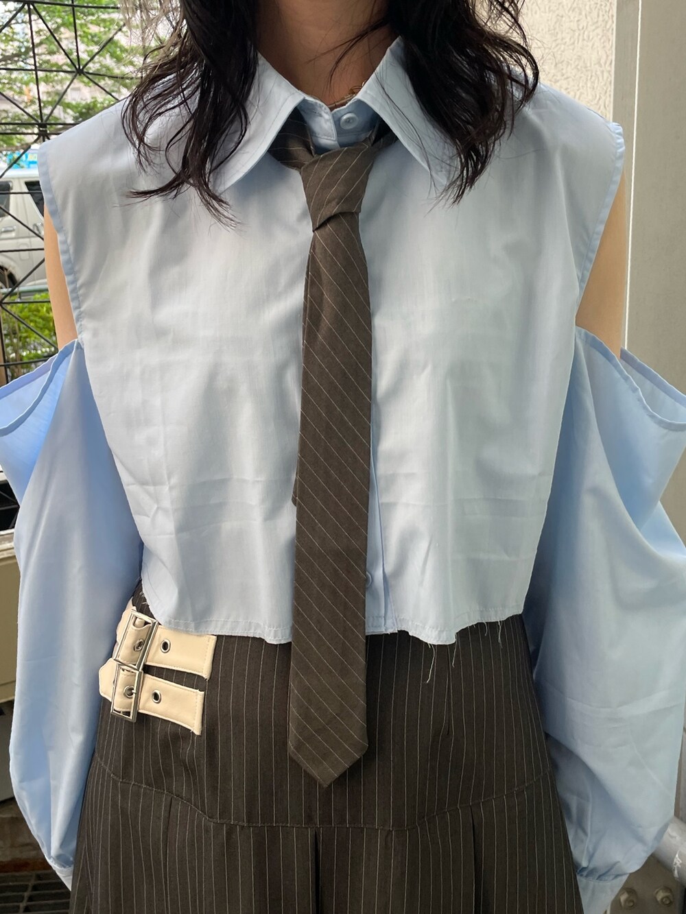 グレー系のスカート、ブルー系のシャツ/ブラウス、ブラック系のブーツを着用したレディースの春コーディネートの6枚目の写真