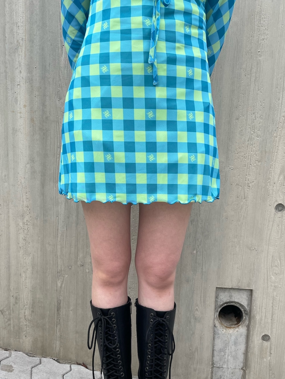 ブルー系のワンピース、ブルー系のシャツ/ブラウス、ブラック系のブーツを着用したレディースの春コーディネートの7枚目の写真