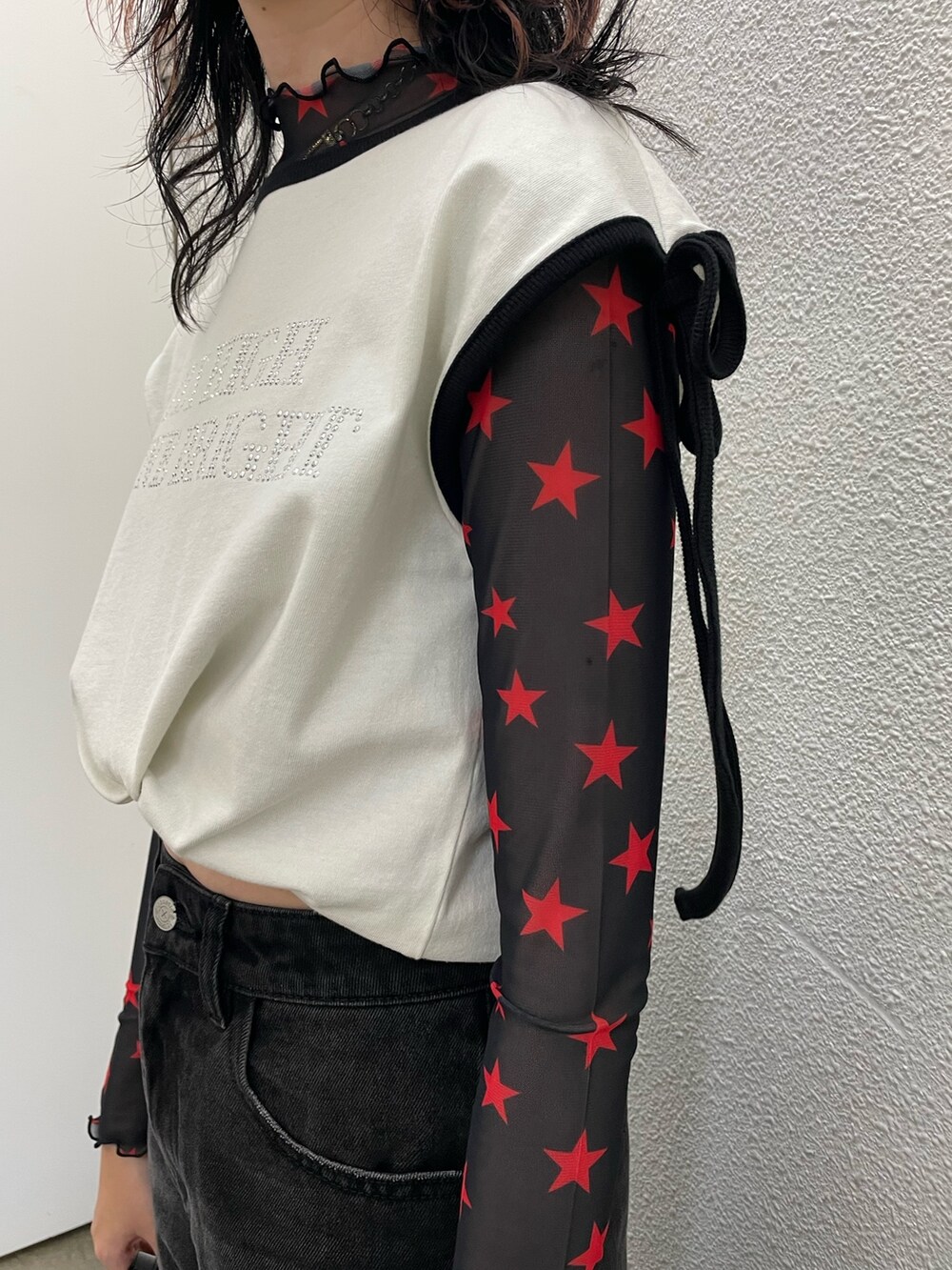 ホワイト系のTシャツ/カットソー、ブラック系のTシャツ/カットソー、ブラック系のデニムパンツを着用したレディースの春コーディネートの6枚目の写真