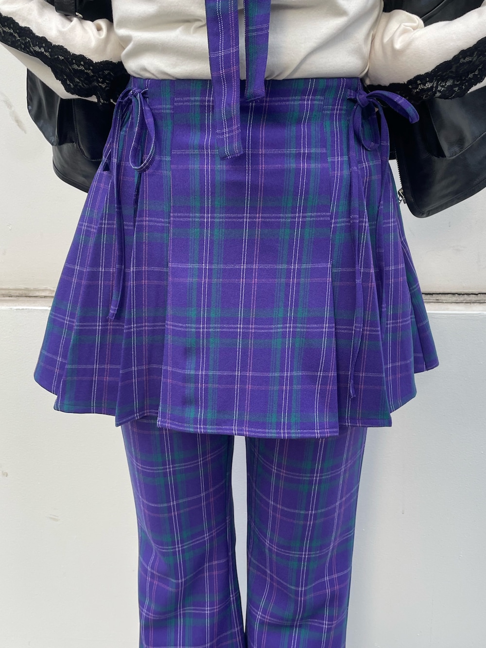 ブラック系のスニーカー、ブラック系のベスト、ホワイト系のTシャツ/カットソーを着用したレディースの冬コーディネートの7枚目の写真