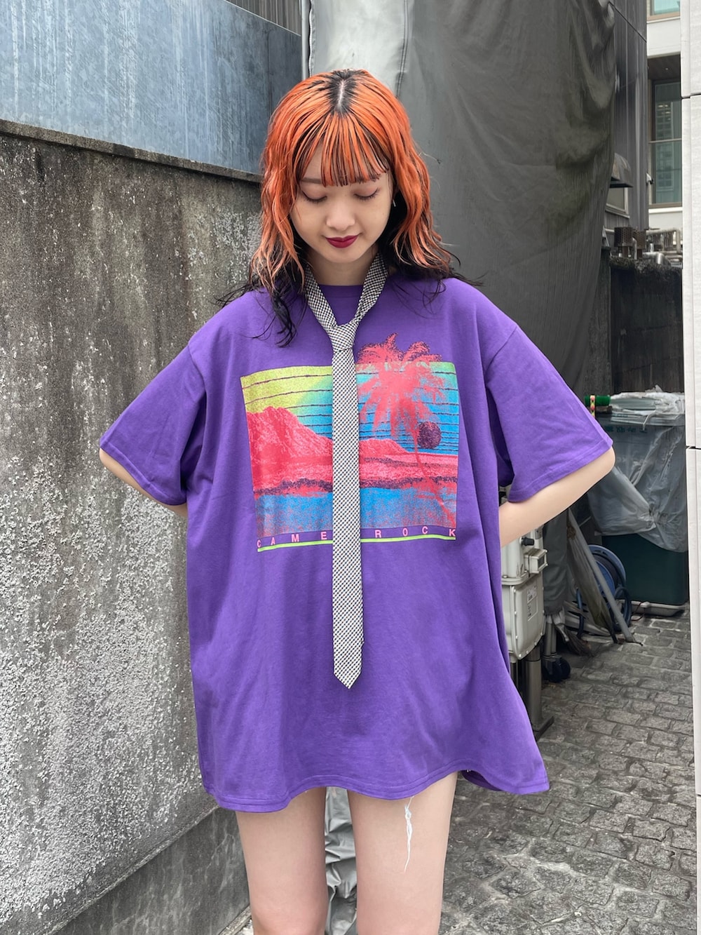 パープル系のTシャツ/カットソー、ブラウン系のネクタイ、ホワイト系のバングル/リストバンドを着用したレディースの夏コーディネートの5枚目の写真