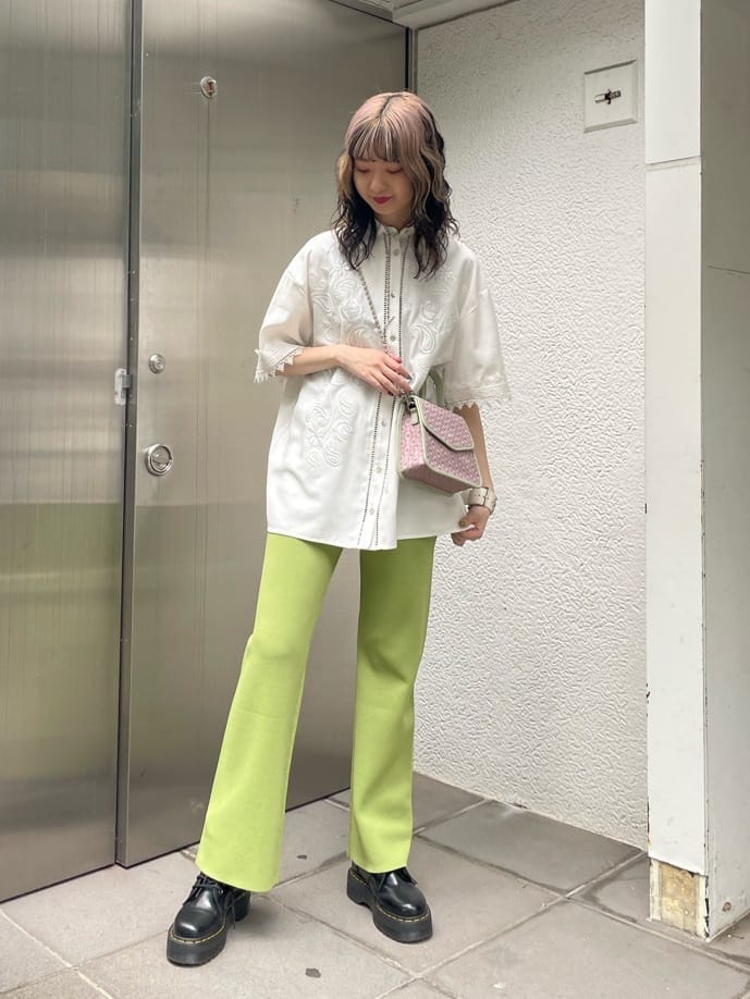 ピンク系のハンドバッグ、グリーン系のその他パンツ、オレンジ系のシャツ/ブラウスを着用したレディースの夏コーディネートの2枚目の写真