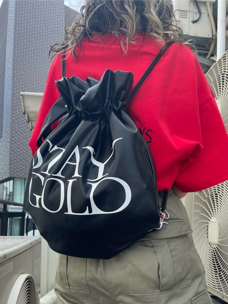 ブラック系のその他シューズ、ブラック系のバックパック/リュック、ベージュ系のカーゴパンツを着用したレディースの夏コーディネートの7枚目の写真