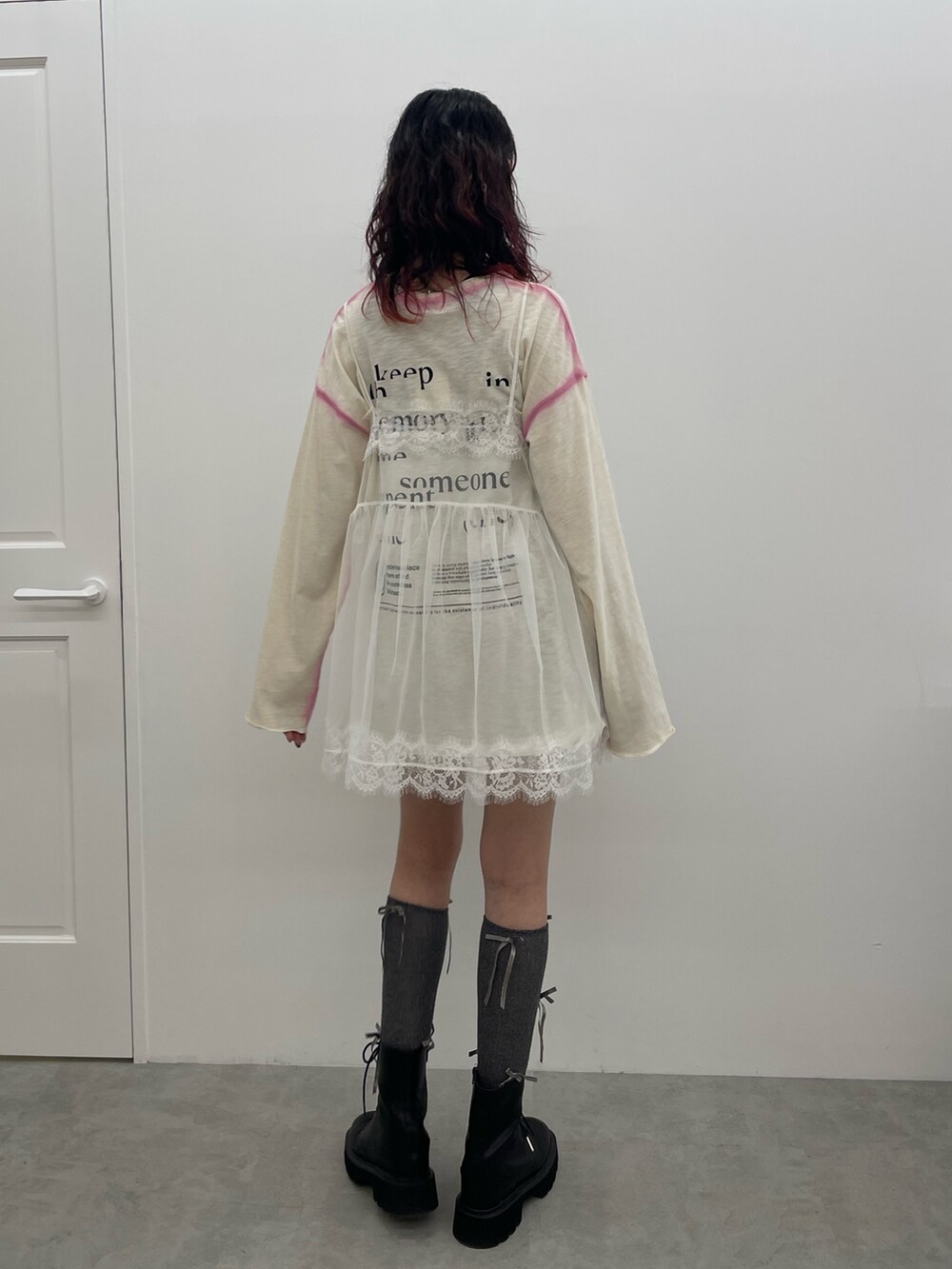 ホワイト系のTシャツ/カットソー、ホワイト系のTシャツ/カットソー、ブラック系のブーツを着用したレディースの春コーディネートの3枚目の写真