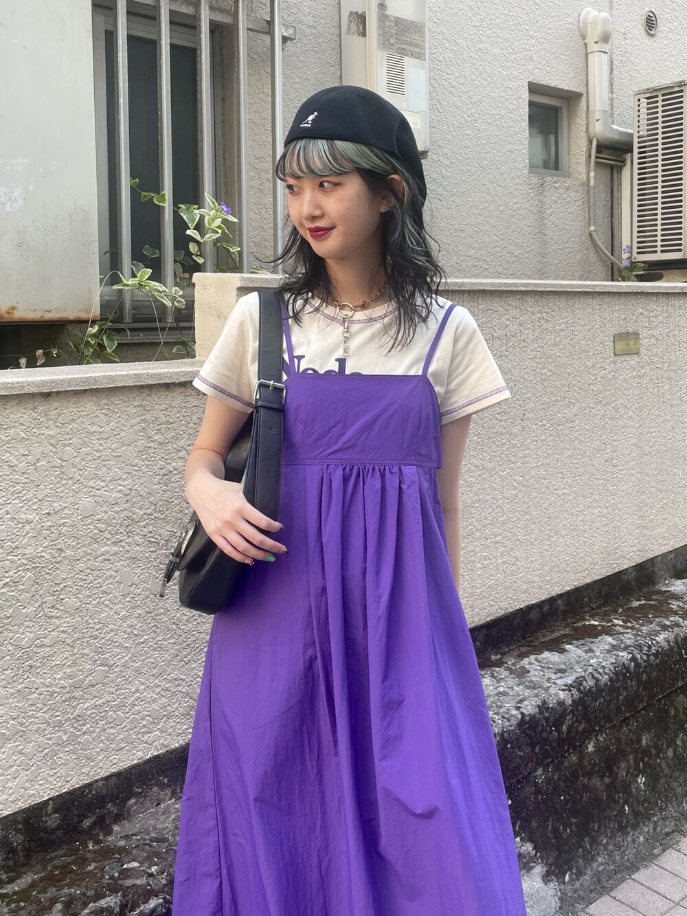 ホワイト系のTシャツ/カットソー、パープル系のワンピース、ブラック系のブーツを着用したレディースの春コーディネートの4枚目の写真