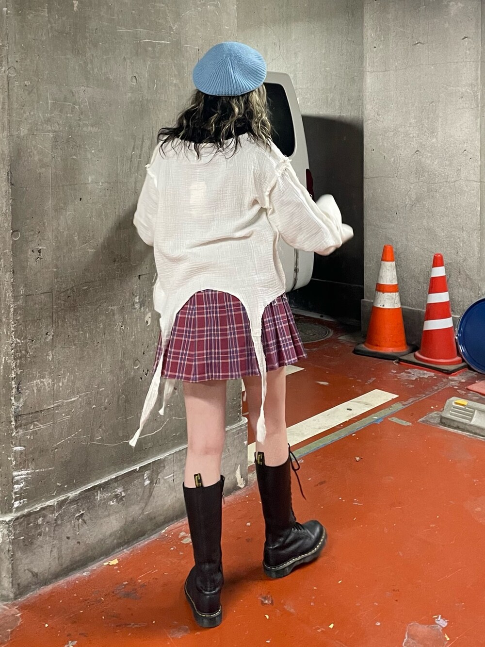 ピンク系のスカート、ホワイト系のシャツ/ブラウス、ブラック系のブーツを着用したレディースの冬コーディネートの3枚目の写真