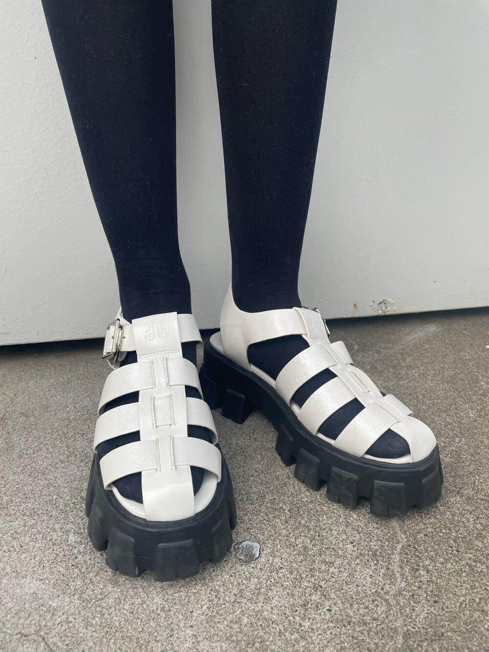 ピンク系のシャツ/ブラウス、ホワイト系のTシャツ/カットソー、ブラック系のデニムパンツを着用したレディースの春コーディネートの10枚目の写真