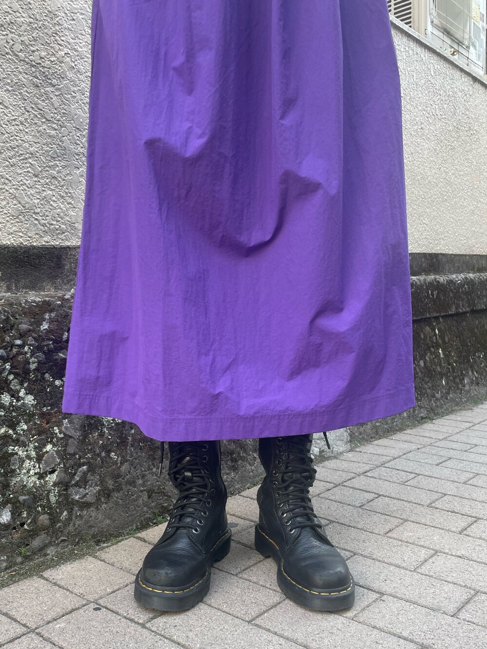 ホワイト系のTシャツ/カットソー、パープル系のワンピース、ブラック系のブーツを着用したレディースの春コーディネートの8枚目の写真