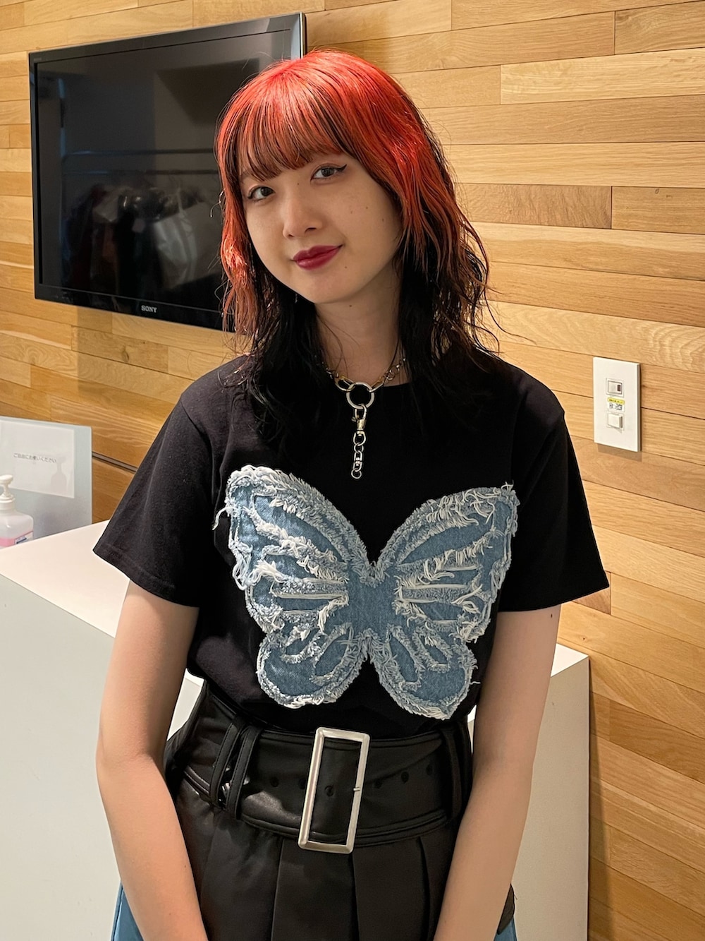 ブラック系のTシャツ/カットソー、ブルー系のカーゴパンツ、ブラック系のその他シューズを着用したレディースの春コーディネートの4枚目の写真