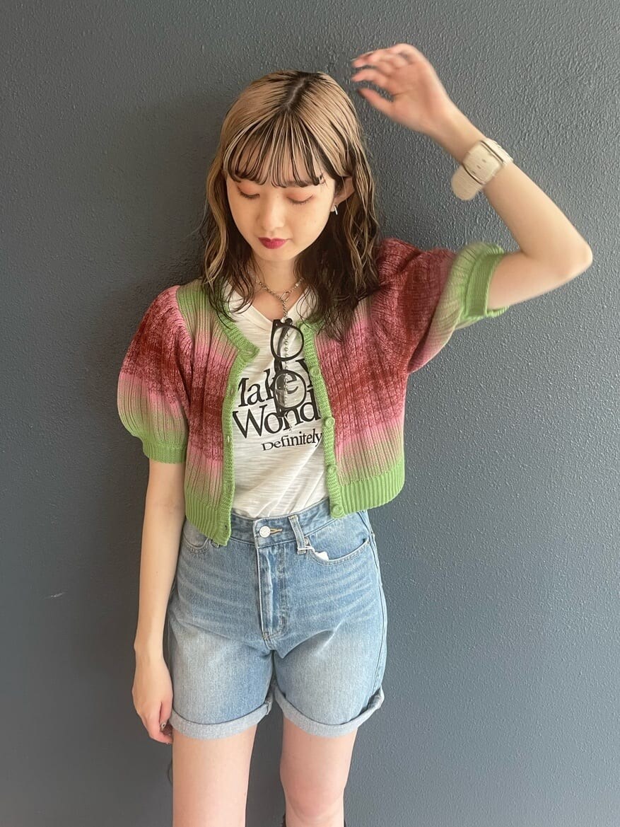 ブラック系のブーツ、ブルー系のデニムパンツ、ホワイト系のTシャツ/カットソーを着用したレディースの春コーディネートの4枚目の写真