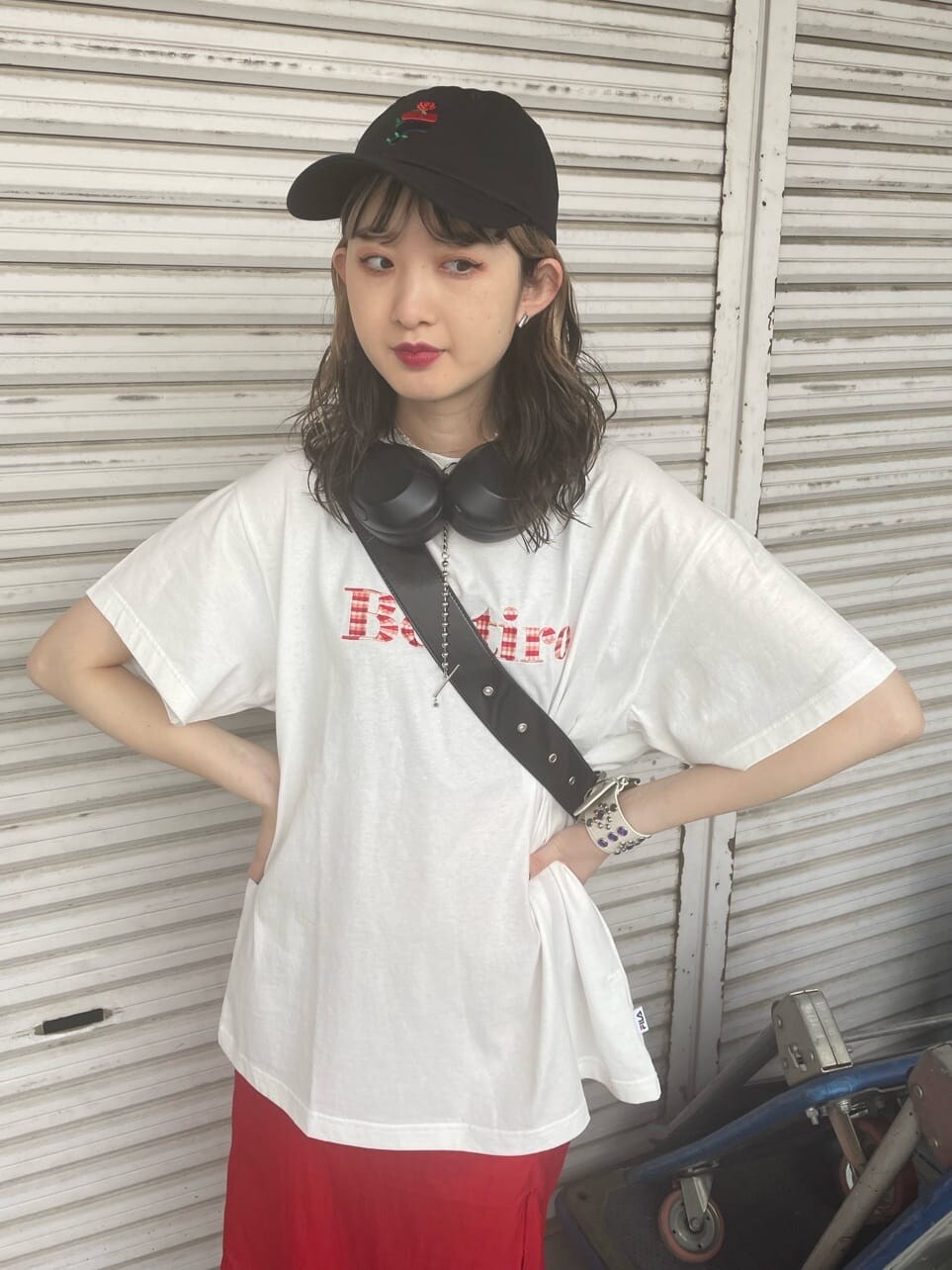 ブラック系のブーツ、ホワイト系のTシャツ/カットソー、ブラック系のハンドバッグを着用したレディースの春コーディネートの4枚目の写真