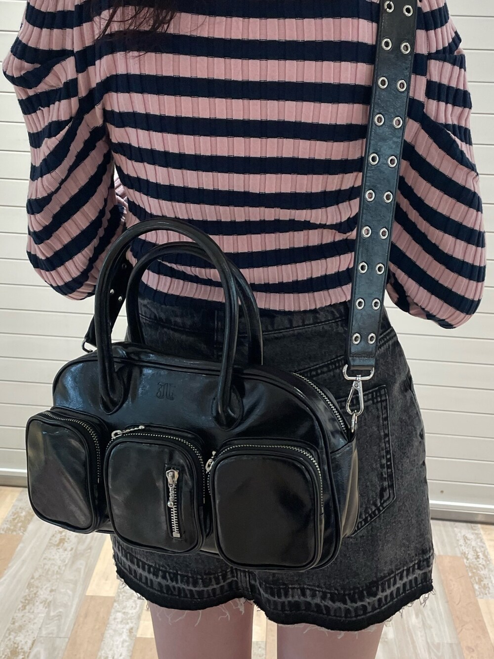 ピンク系のニット/セーター、ホワイト系のタンクトップ、ブラック系のボストンバッグを着用したレディースの冬コーディネートの7枚目の写真