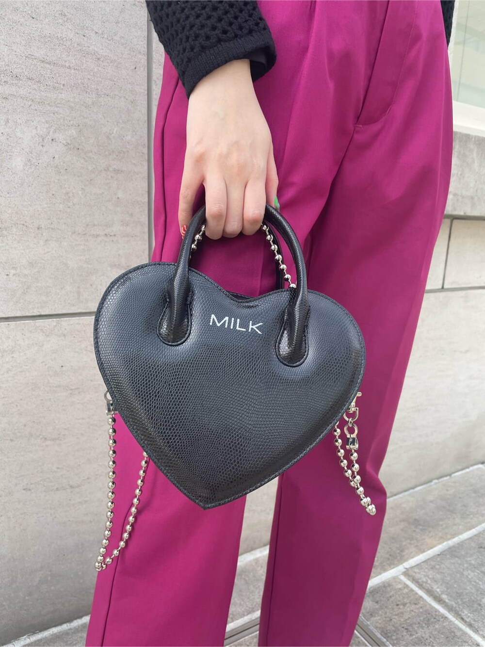 ブラック系のシャツ/ブラウス、ピンク系のスラックス、ブラック系のショルダーバッグを着用したレディースの春コーディネートの10枚目の写真