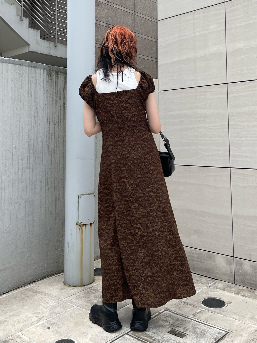 ブラウン系のワンピース、ホワイト系のタンクトップ、ブラック系のハンドバッグを着用したレディースの夏コーディネートの4枚目の写真