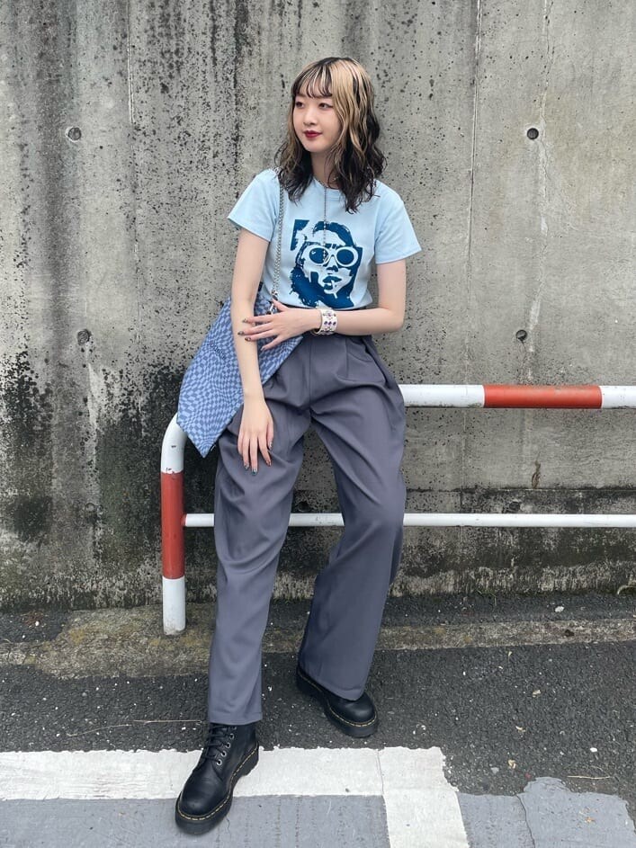 その他のトートバッグ、ブルー系のTシャツ/カットソー、グレー系のその他パンツを着用したレディースの春コーディネートの2枚目の写真