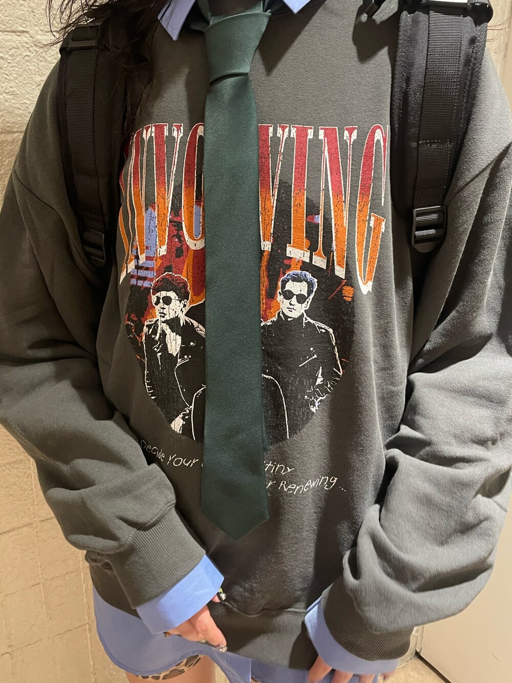 ブルー系のシャツ/ブラウス、グリーン系のネクタイ、ブラック系のスウェットを着用したレディースの秋コーディネートの6枚目の写真