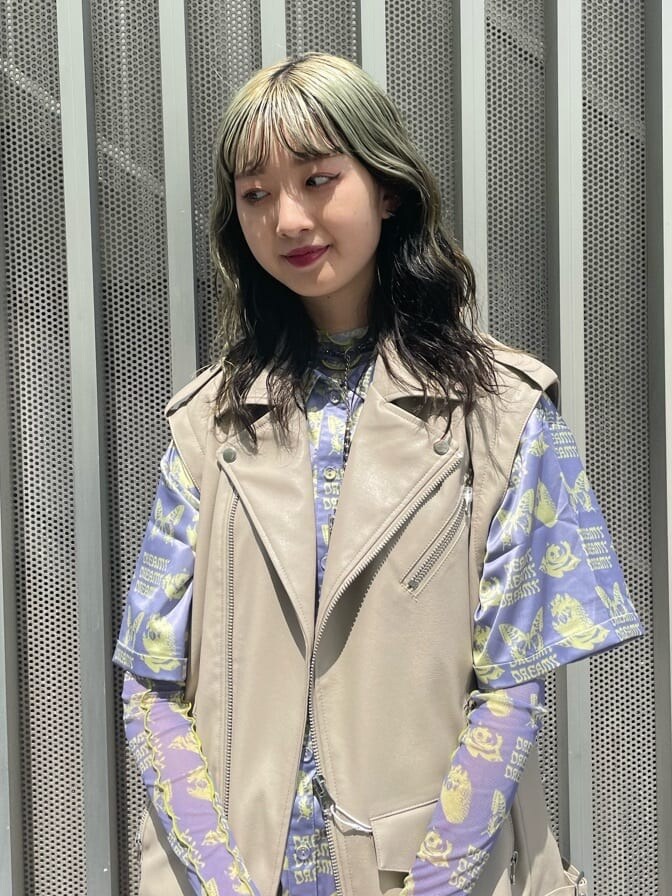 ブラック系のブーツ、パープル系のシャツ/ブラウス、パープル系のその他トップスを着用したレディースの夏コーディネートの3枚目の写真