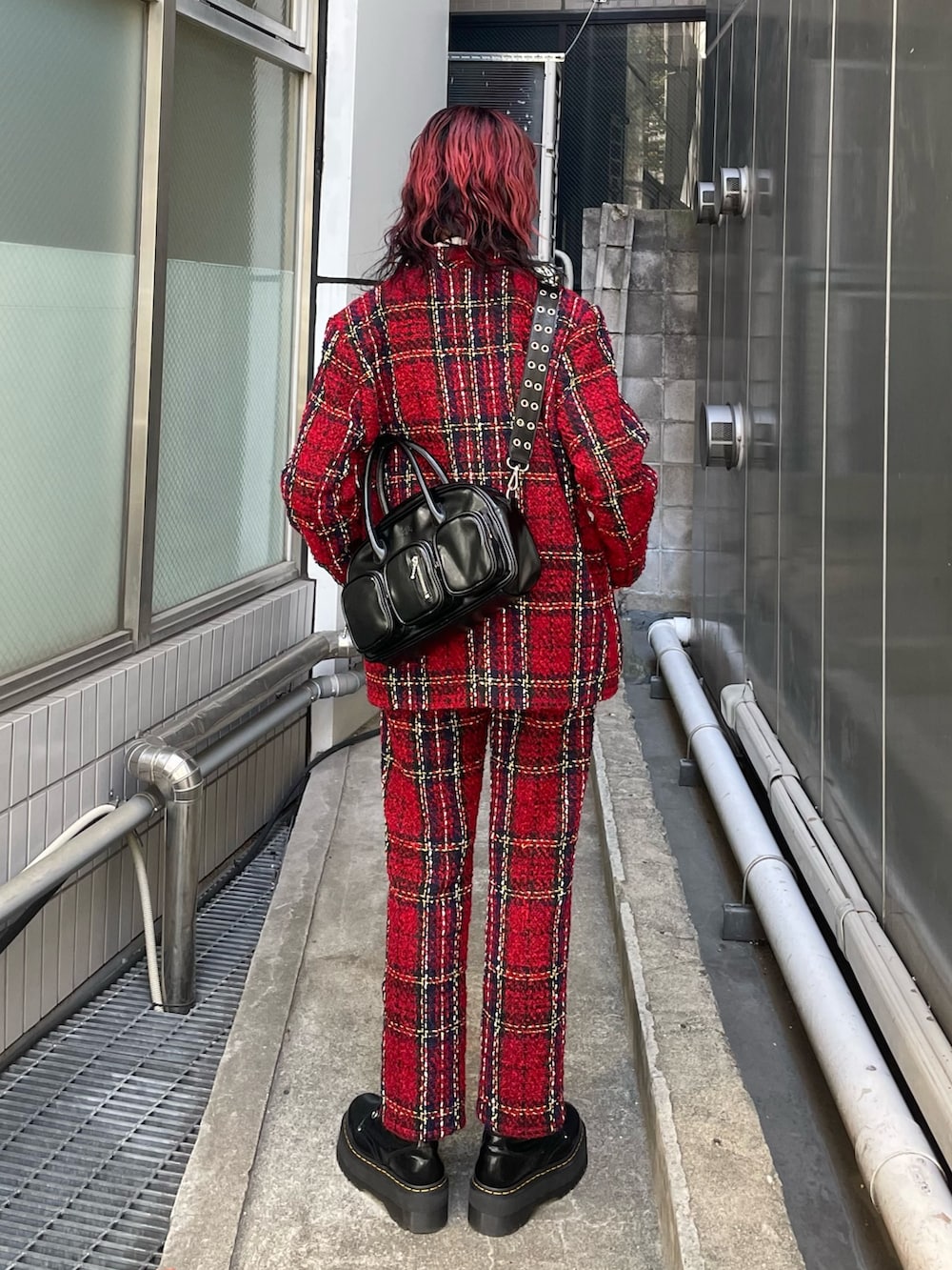 ホワイト系のシャツ/ブラウス、レッド系のテーラードジャケット、ブラック系のボストンバッグを着用したレディースの秋コーディネートの3枚目の写真