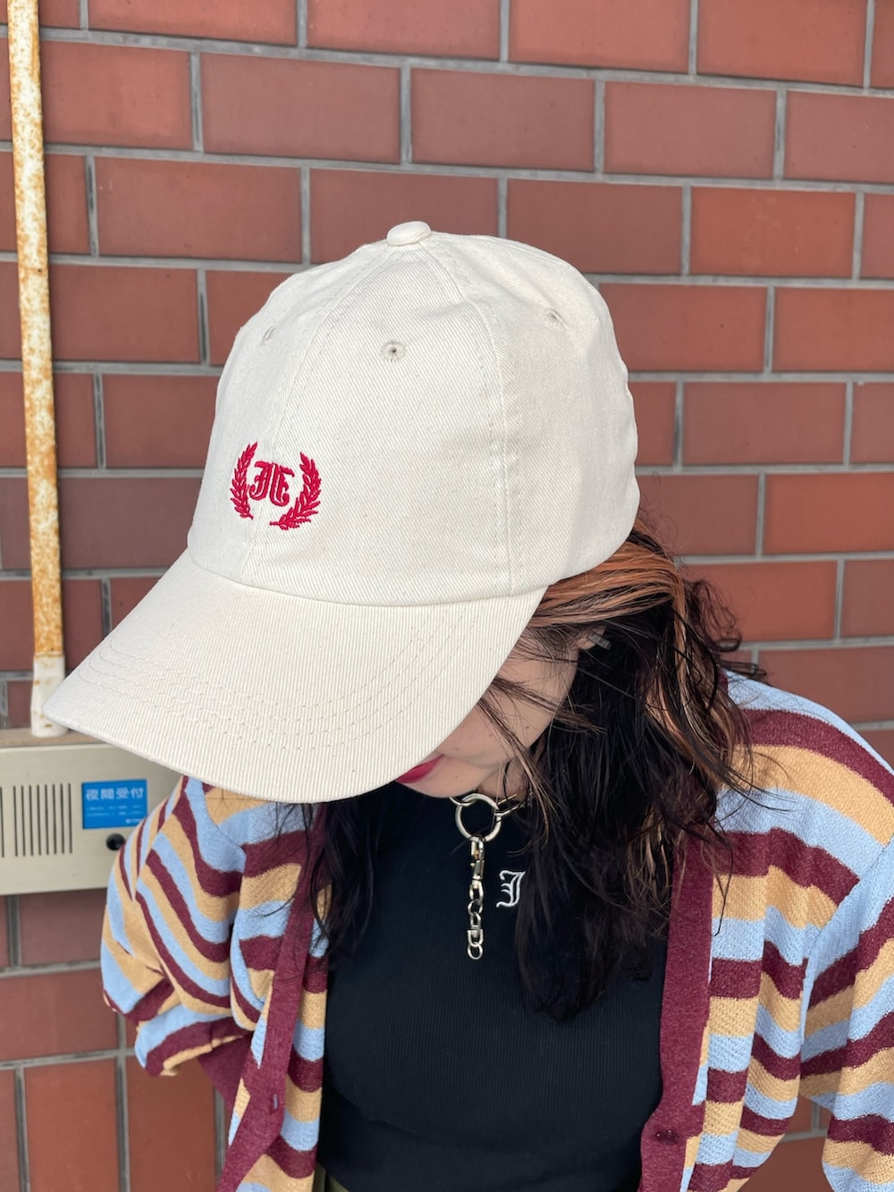 レッド系のカーディガン/ボレロ、ブラック系のタンクトップ、グリーン系のその他パンツを着用したレディースの夏コーディネートの8枚目の写真