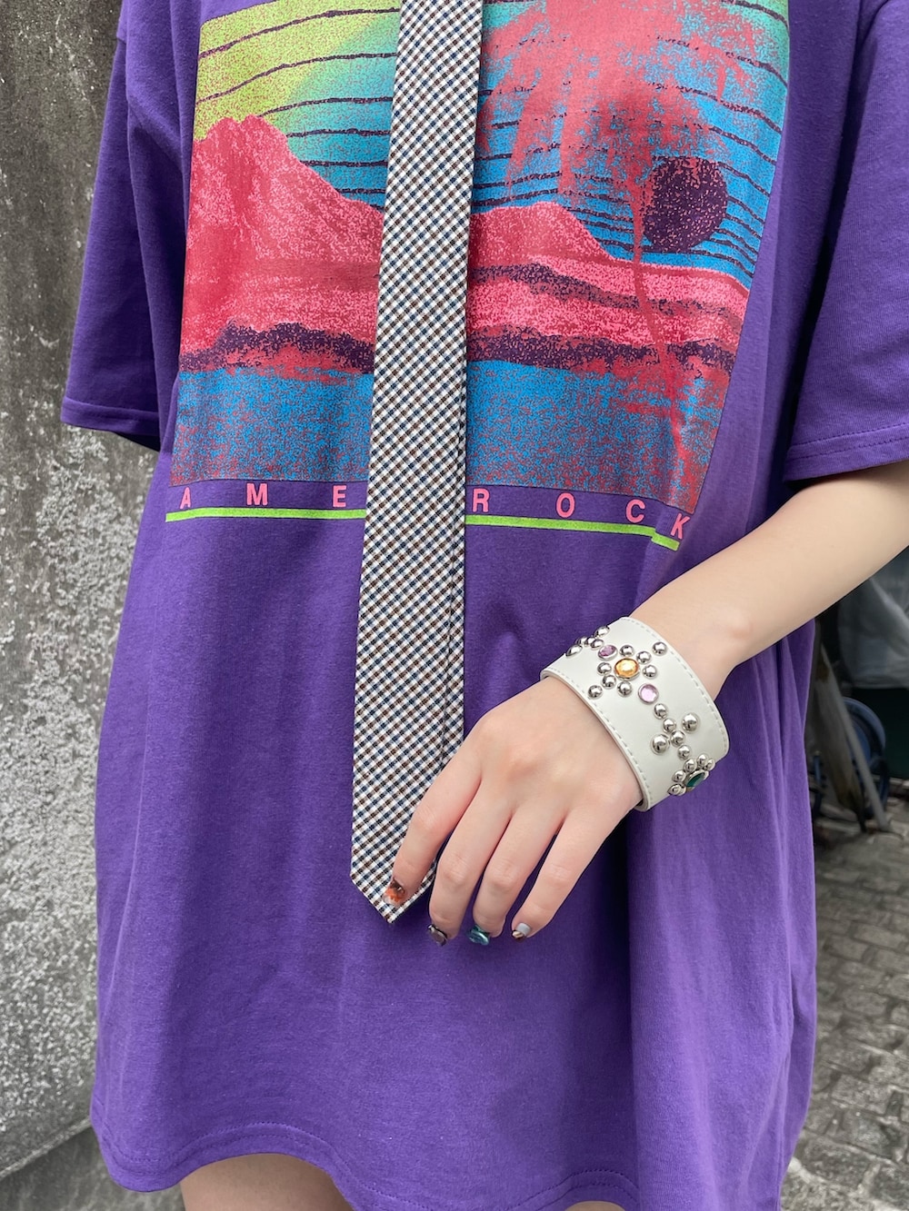 パープル系のTシャツ/カットソー、ブラウン系のネクタイ、ホワイト系のバングル/リストバンドを着用したレディースの夏コーディネートの7枚目の写真
