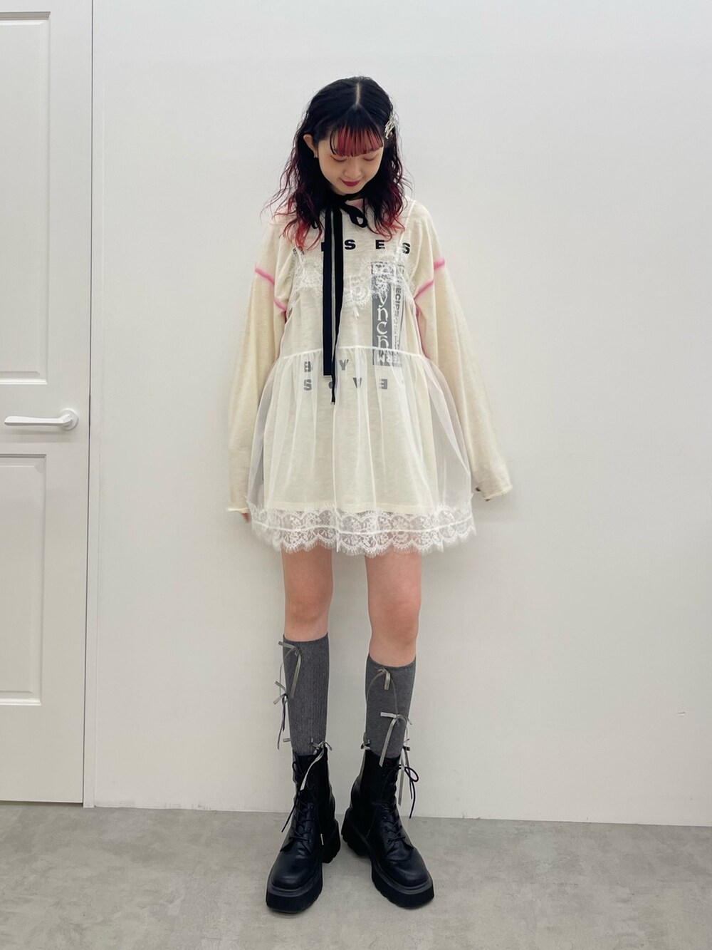 ホワイト系のTシャツ/カットソー、ホワイト系のTシャツ/カットソー、ブラック系のブーツを着用したレディースの春コーディネートの2枚目の写真