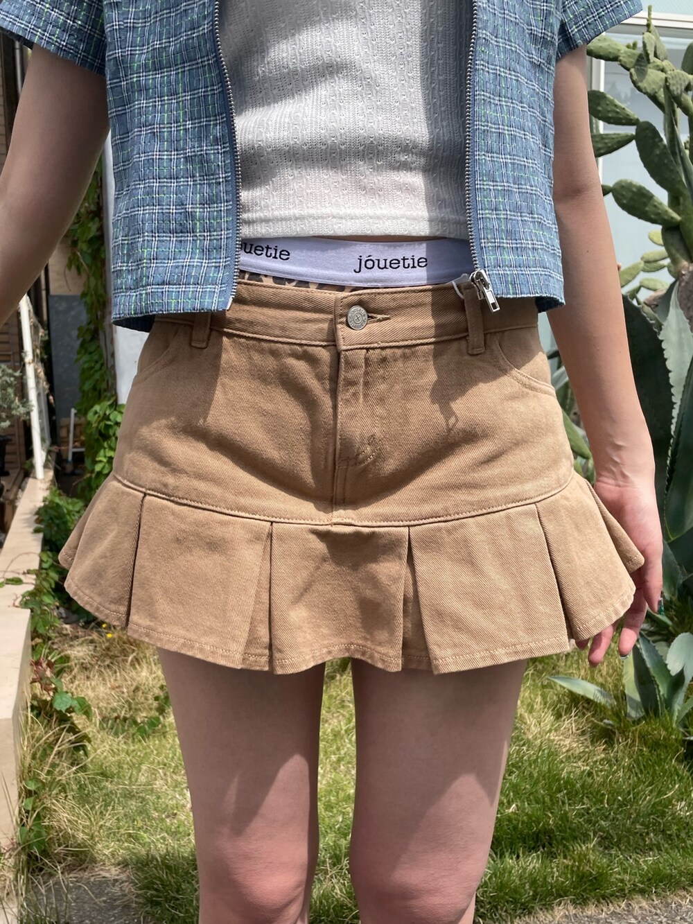 ブルー系のシャツ/ブラウス、ホワイト系のタンクトップ、ベージュ系のデニムパンツを着用したレディースの春コーディネートの6枚目の写真