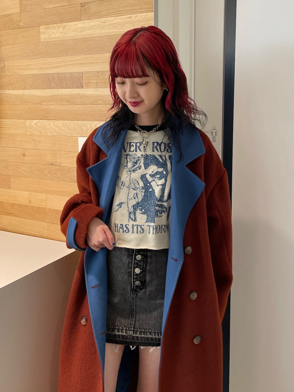 ブラウン系のチェスターコート、ホワイト系のTシャツ/カットソー、ブラック系のデニムパンツを着用したレディースの秋コーディネートの4枚目の写真