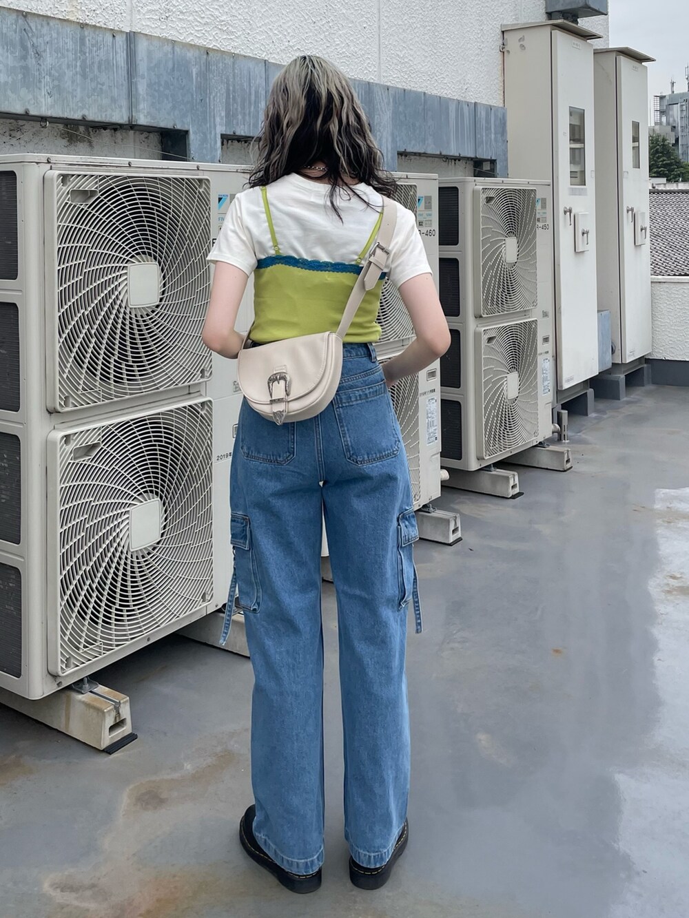 ホワイト系のTシャツ/カットソー、ブルー系のカーゴパンツ、グリーン系のTシャツ/カットソーを着用したレディースの春コーディネートの3枚目の写真