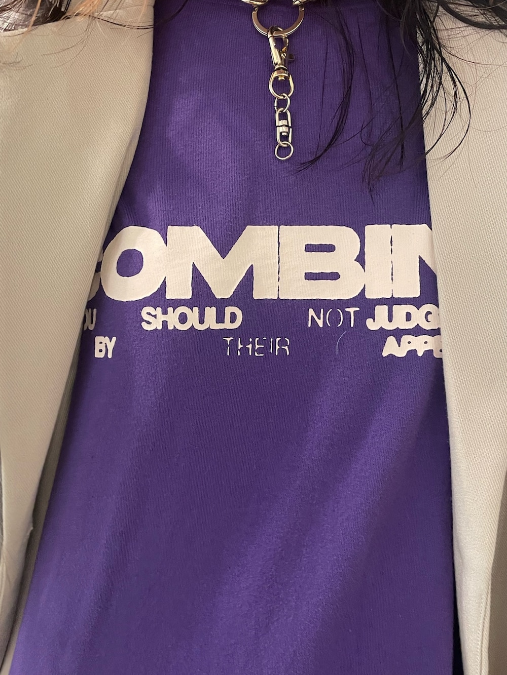 グレー系のベスト、ホワイト系のテーラードジャケット、パープル系のTシャツ/カットソーを着用したレディースの夏コーディネートの6枚目の写真
