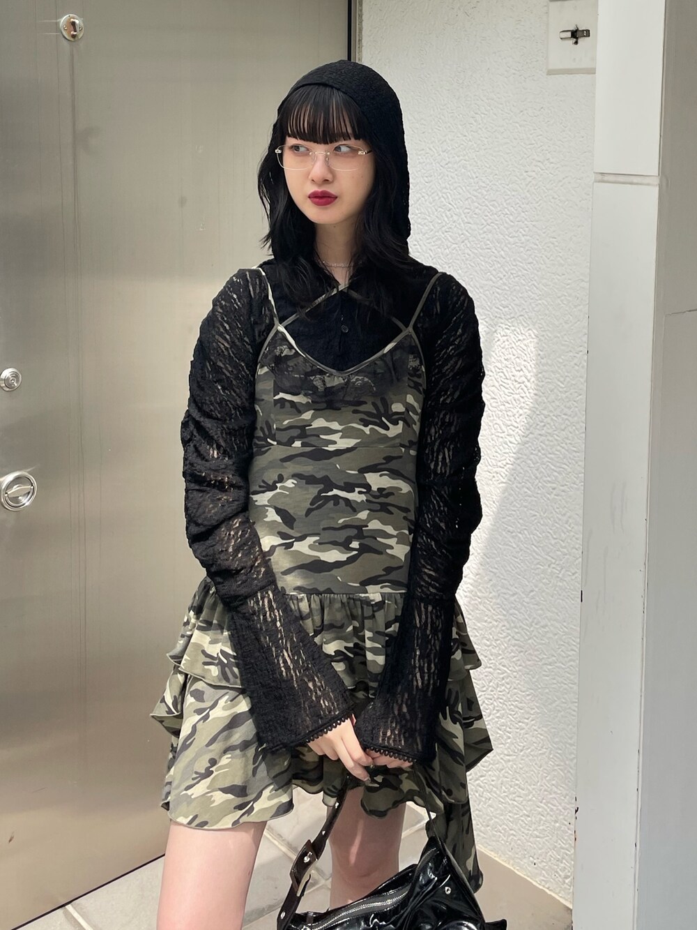 ベージュ系のワンピース、ブラック系のブーツ、ブラック系のTシャツ/カットソーを着用したレディースの春コーディネートの4枚目の写真