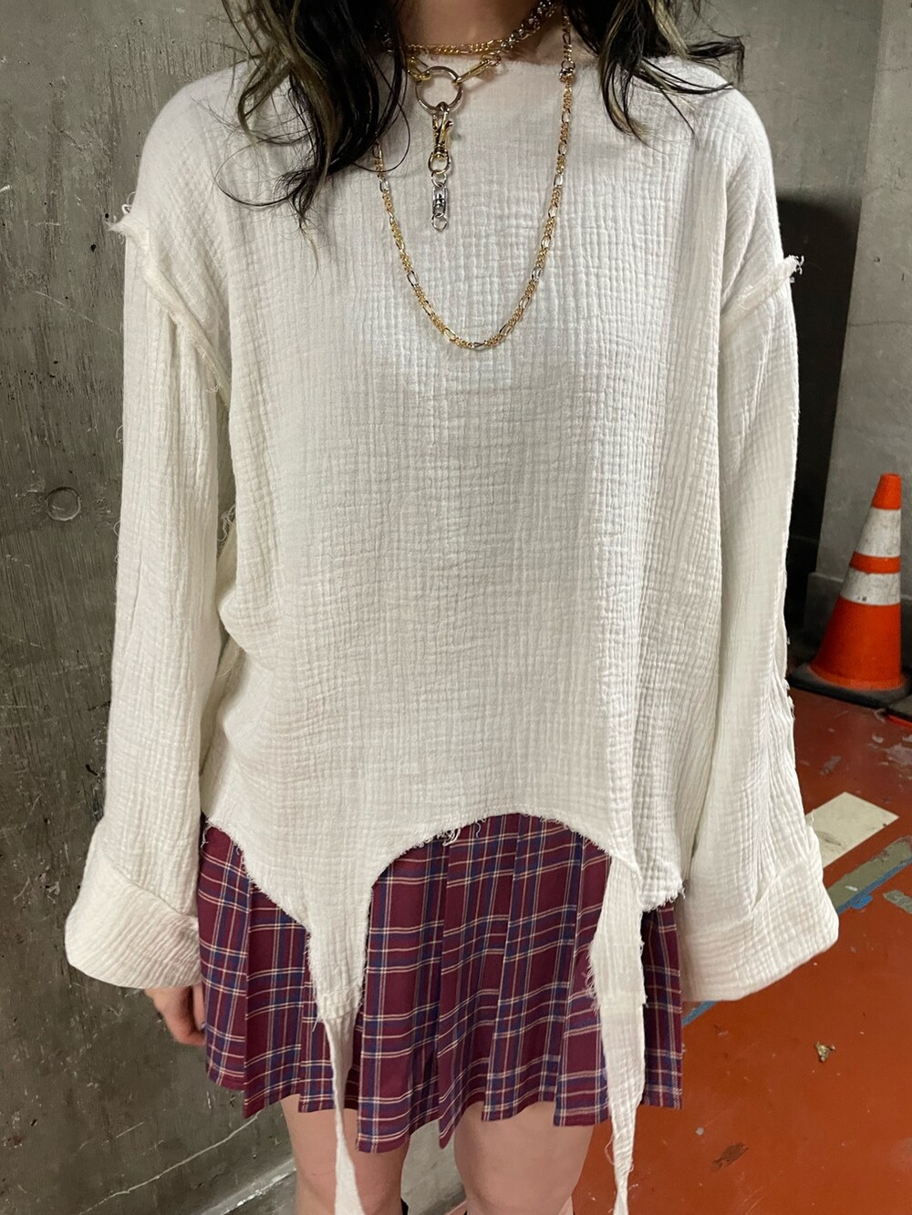 ピンク系のスカート、ホワイト系のシャツ/ブラウス、ブラック系のブーツを着用したレディースの冬コーディネートの5枚目の写真