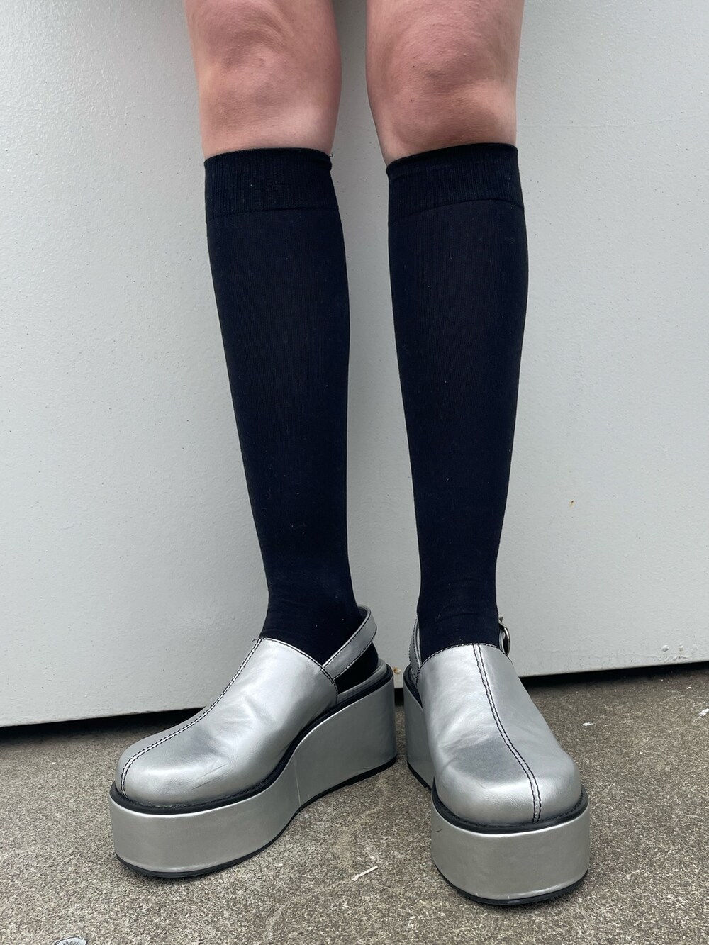 ブラック系のタンクトップ、ブラック系のデニムパンツ、シルバー系のサンダルを着用したレディースの春コーディネートの9枚目の写真