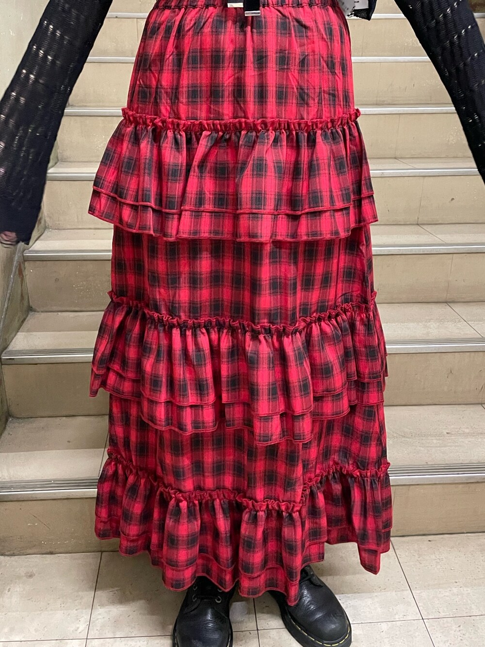 ブラック系のニット/セーター、ブラック系のタンクトップ、レッド系のスカートを着用したレディースの春コーディネートの7枚目の写真