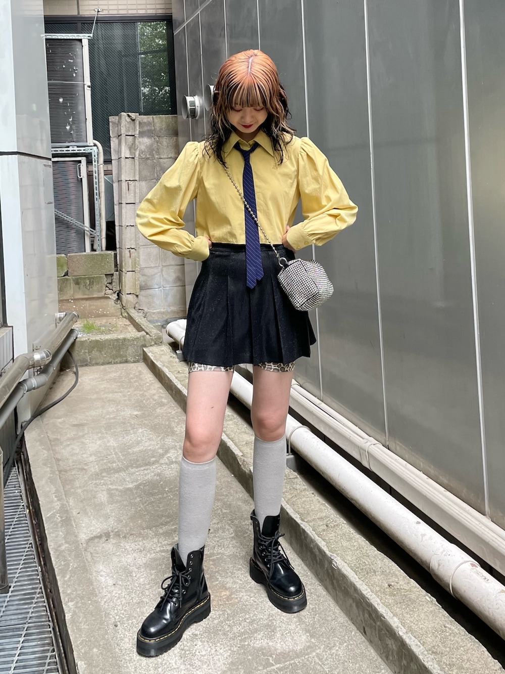 イエロー系のシャツ/ブラウス、ホワイト系のショルダーバッグ、ブラック系のその他シューズを着用したレディースの夏コーディネートの2枚目の写真