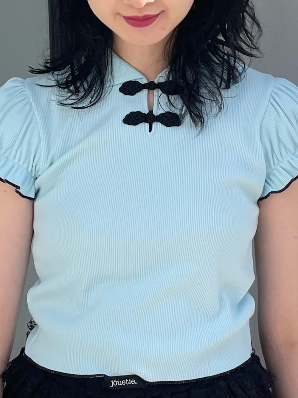 ブルー系のポロシャツ、ブラック系のその他パンツ、ブルー系のハンドバッグを着用したレディースの冬コーディネートの6枚目の写真