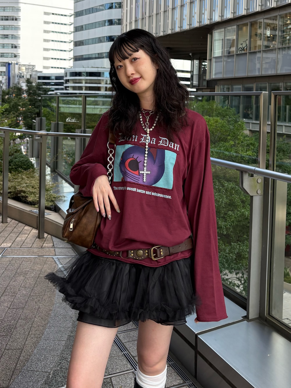 レッド系のTシャツ/カットソー、ブラック系のスカート、ブラック系のブーツを着用したレディースの夏コーディネートの5枚目の写真