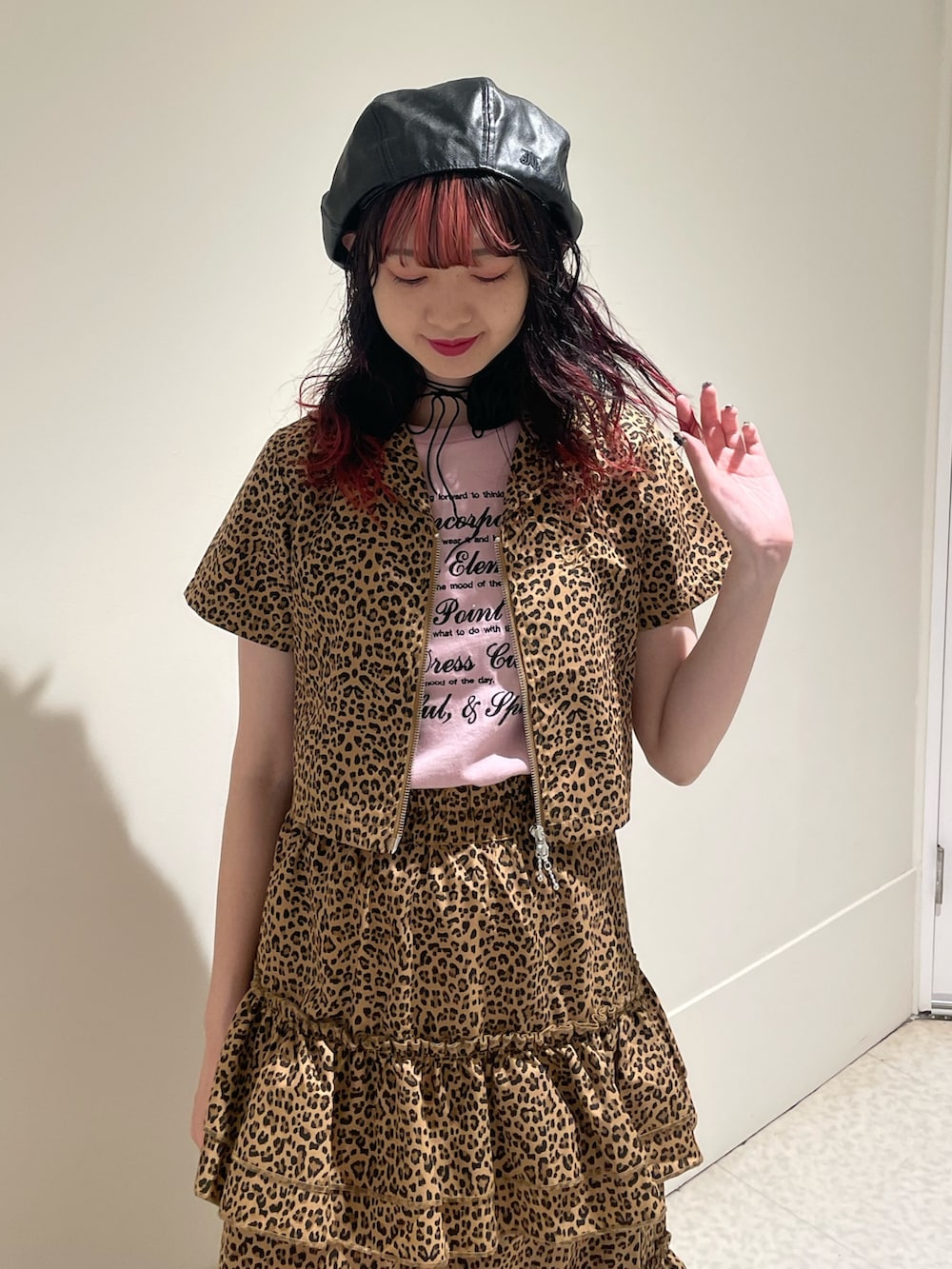 ブラウン系のスカート、ブラウン系のシャツ/ブラウス、ピンク系のTシャツ/カットソーを着用したレディースの春コーディネートの4枚目の写真