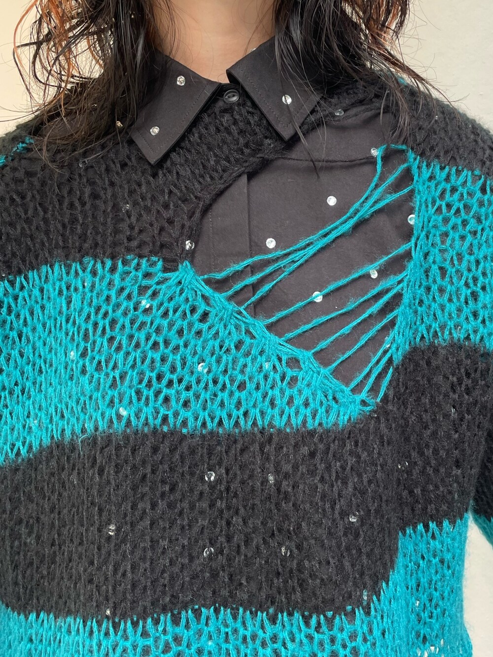 ブラック系のニット/セーター、ブラック系のシャツ/ブラウス、ブラック系のカーゴパンツを着用したレディースの夏コーディネートの5枚目の写真