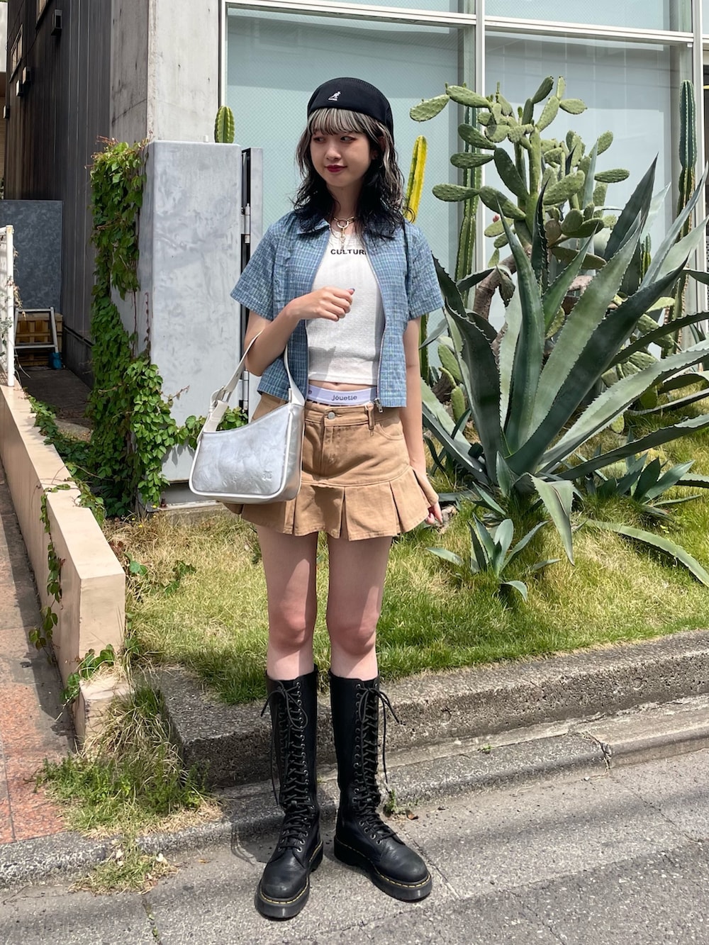 ブルー系のシャツ/ブラウス、ホワイト系のタンクトップ、ベージュ系のデニムパンツを着用したレディースの春コーディネートの2枚目の写真