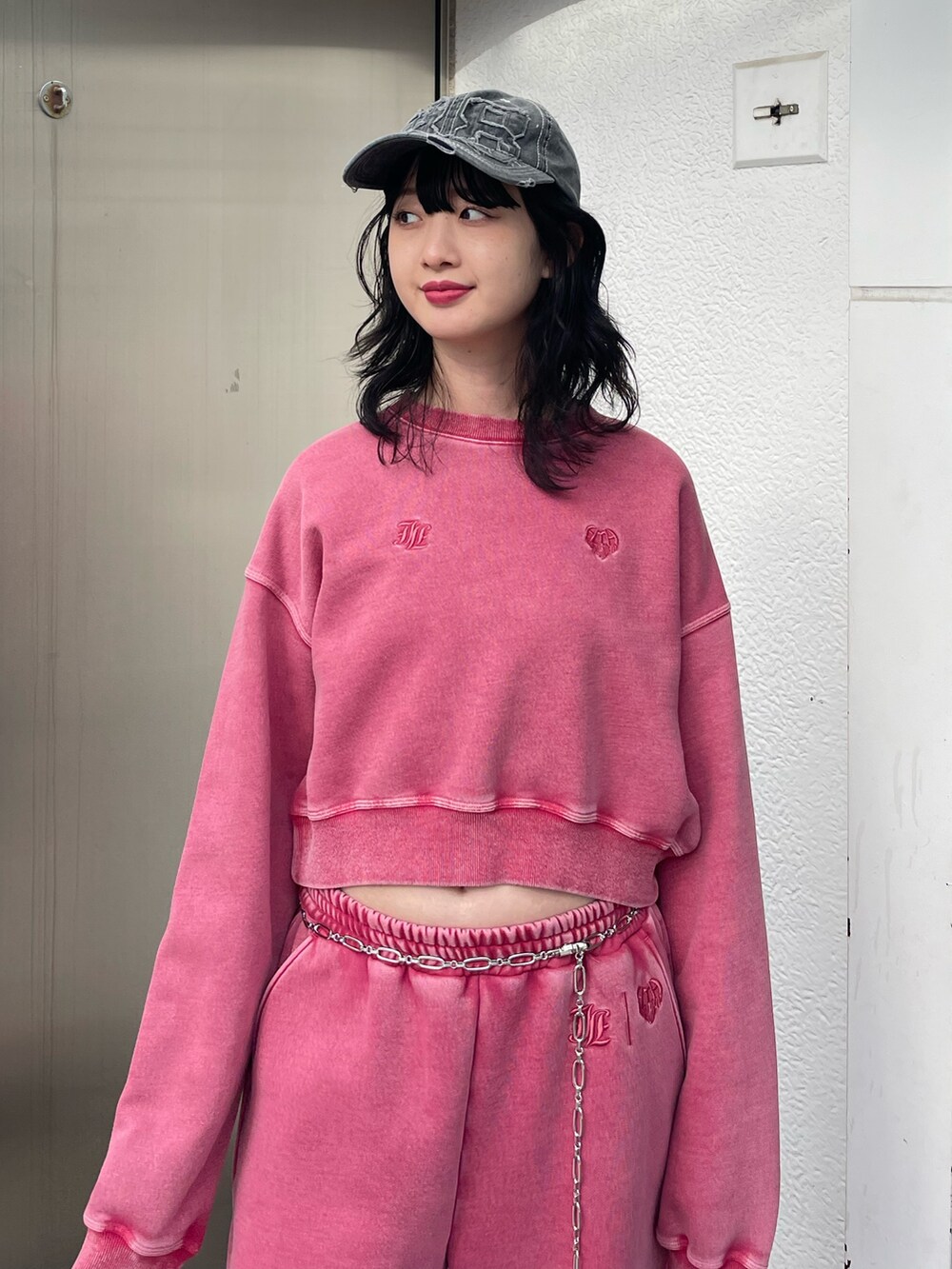 ピンク系のスウェット、ブラック系のその他シューズ、ピンク系のスウェットパンツを着用したレディースの冬コーディネートの4枚目の写真