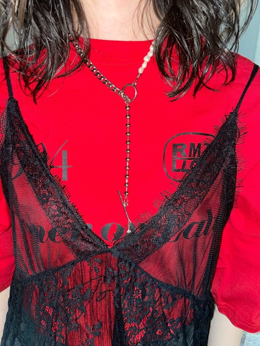 ブラック系のブーツ、ブラック系のデニムパンツ、ブラック系のワンピースを着用したレディースの春コーディネートの7枚目の写真