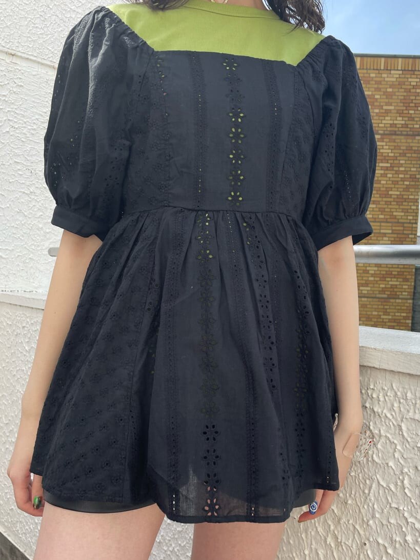 ブラック系のその他パンツ、ブラック系のブーツ、ブラック系のシャツ/ブラウスを着用したレディースの春コーディネートの9枚目の写真