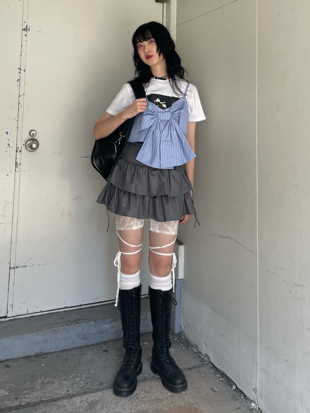 ホワイト系のTシャツ/カットソー、ブルー系のシャツワンピース、グレー系のスカートを着用したレディースの夏コーディネートの2枚目の写真