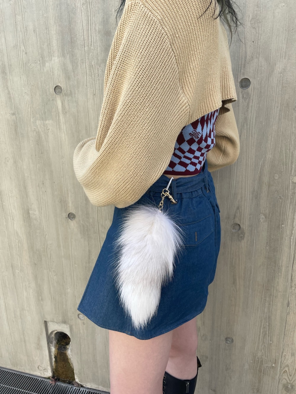 ベージュ系のニット/セーター、ブルー系のその他パンツ、ブラック系のブーツを着用したレディースの冬コーディネートの6枚目の写真