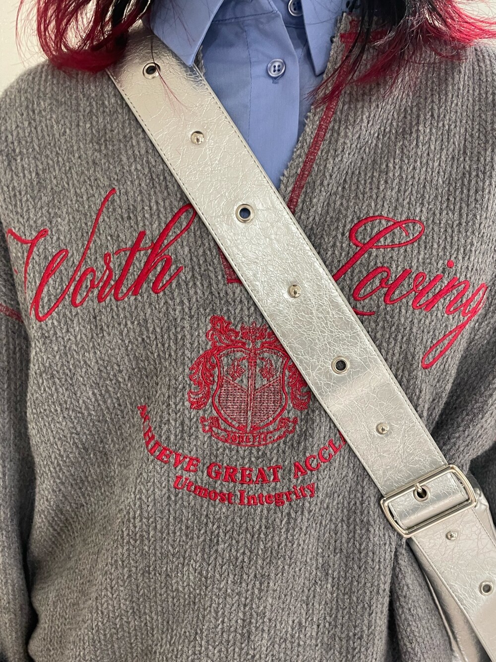 グレー系のTシャツ/カットソー、ブルー系のシャツ/ブラウス、ブラック系のスカートを着用したレディースの冬コーディネートの5枚目の写真