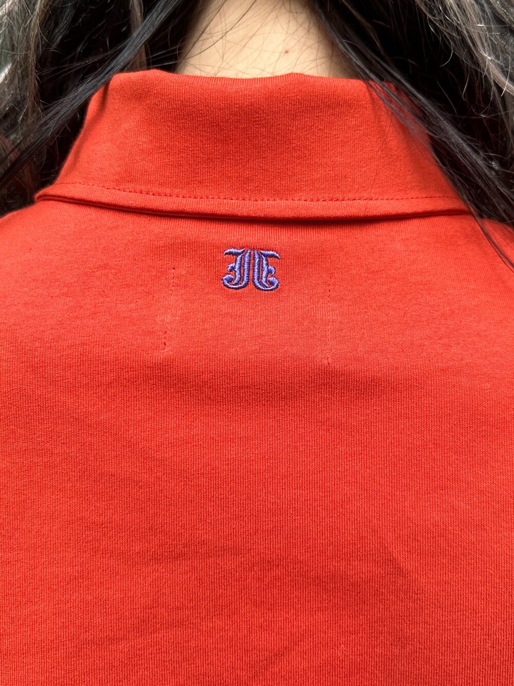 レッド系のTシャツ/カットソー、グリーン系のスカート、ベージュ系のその他パンツを着用したレディースの春コーディネートの7枚目の写真