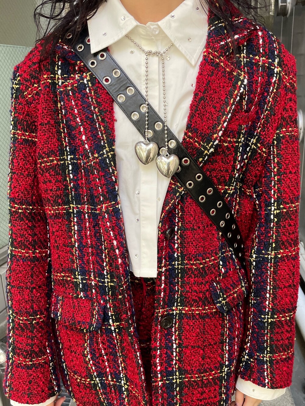 ホワイト系のシャツ/ブラウス、レッド系のテーラードジャケット、ブラック系のボストンバッグを着用したレディースの秋コーディネートの5枚目の写真